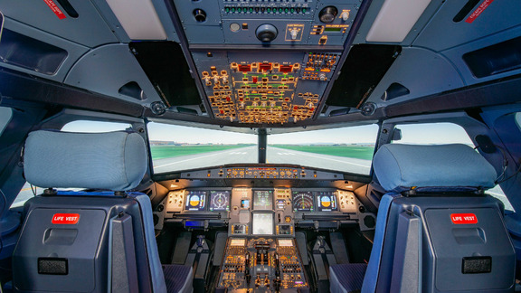 Flight simulator without instructor