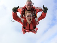 Hoe oud moet je zijn om te skydiven?